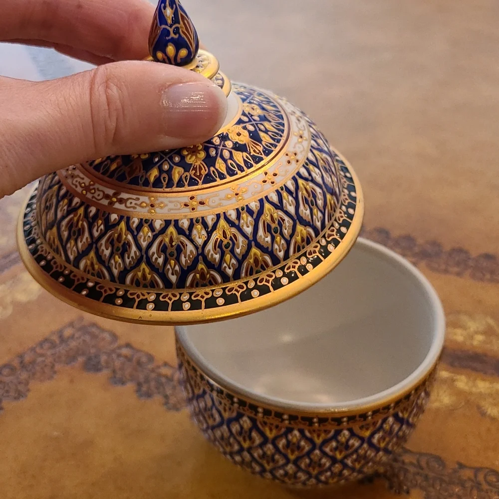 Bowl with lid